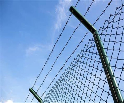 Cyclone Barbed Wire 40x40mm Chain Link รั้วตาข่าย 2.8mm Extension Arms Pvc Coated